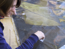 Entfernung des Japanpapierflickens auf der Originalkopie "Heilige Agnes" nach Ribera, Exponat des Reiff-Museums