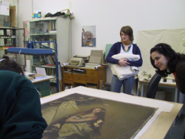 Glättung der Leinwand der Originalkopie "Heilige Agnes" nach Ribera, Exponat des Reiff-Museums