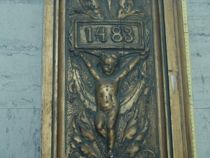 Tafel von Putto gehalten